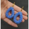 Vergulde oorbellen met open druppel licht blauwe sparkling kristallen