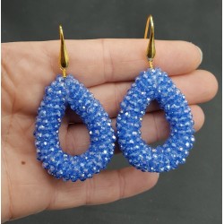 Vergulde oorbellen met open druppel licht blauwe sparkling kristallen