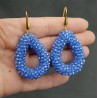 Vergulde oorbellen met open druppel licht blauwe sparkling kristallen