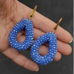 Vergulde oorbellen met open druppel licht blauwe sparkling kristallen