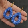Vergulde oorbellen met open druppel licht blauwe sparkling kristallen