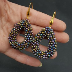 Vergulde oorbellen open druppel met multi kleuren metallic kristallen
