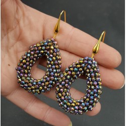 Vergulde oorbellen open druppel met multi kleuren metallic kristallen