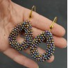 Vergulde oorbellen open druppel met multi kleuren metallic kristallen