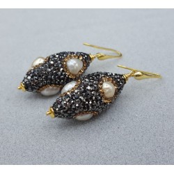 Vergulde oorbellen met marquise hanger met kristallen en zoetwater Parel