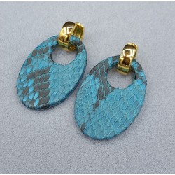 Creolen met ovale licht blauwe Slangenleer hanger