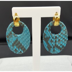 Creolen met ovale licht blauwe Slangenleer hanger