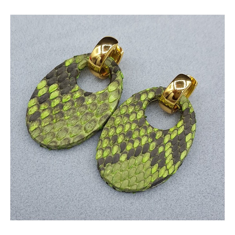 Creolen met ovale licht groene Slangenleer hanger