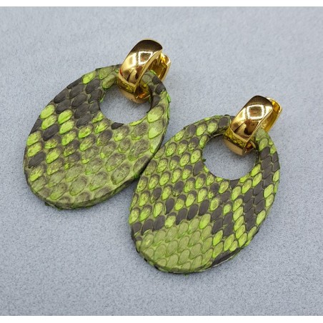 Creolen met ovale licht groene Slangenleer hanger