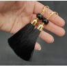 Vergulde oorbellen met zwarte tassel en Onyx
