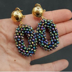 Vergulde oorbellen ovale hanger van multi kleuren metallic kristallen