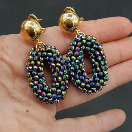 Vergulde oorbellen ovale hanger van multi kleuren metallic kristallen