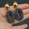 Vergulde oorbellen ovale hanger van multi kleuren metallic kristallen