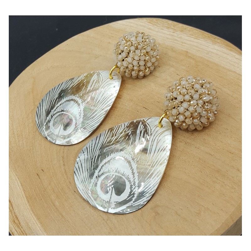 Oorbellen met beige kristallen en schelp met gouden pauwenveer