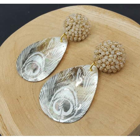 Oorbellen met beige kristallen en schelp met gouden pauwenveer
