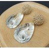 Oorbellen met beige kristallen en schelp met gouden pauwenveer
