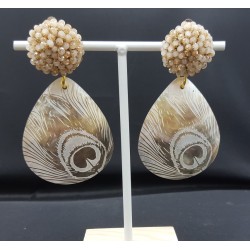 Oorbellen met beige kristallen en schelp met gouden pauwenveer