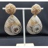 Oorbellen met beige kristallen en schelp met gouden pauwenveer