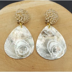 Oorbellen met beige kristallen en schelp met gouden pauwenveer