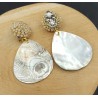 Oorbellen met beige kristallen en schelp met gouden pauwenveer