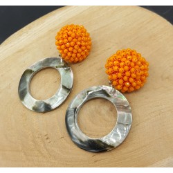 Oorbellen met oranje kristallen en schelp hanger