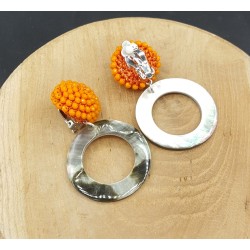 Oorbellen met oranje kristallen en schelp hanger