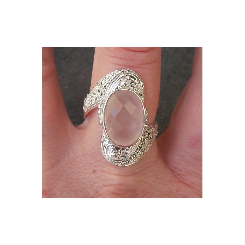 Zilveren ring gezet met ovale facet geslepen Rozenkwarts 19.7 mm