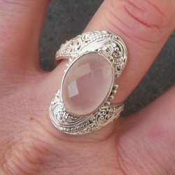 Zilveren ring gezet met ovale facet geslepen Rozenkwarts 19.7 mm