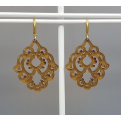 Oorbellen met bruine resin hanger