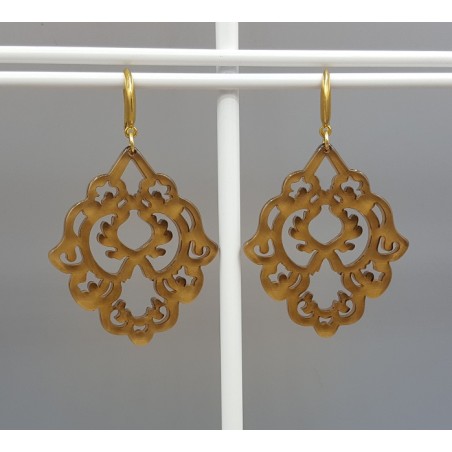 Oorbellen met bruine resin hanger