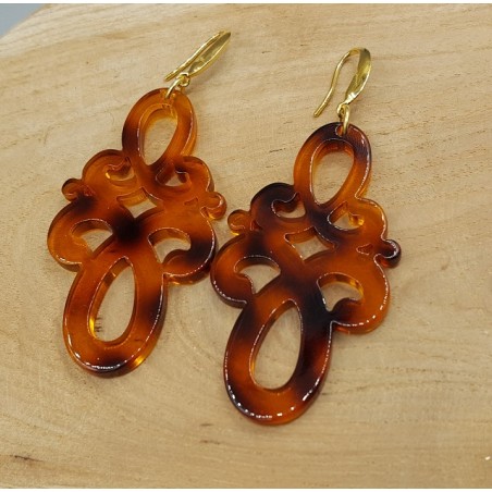 Oorbellen met bruine resin hanger