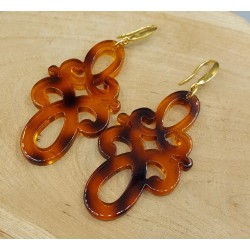 Oorbellen met bruine resin hanger