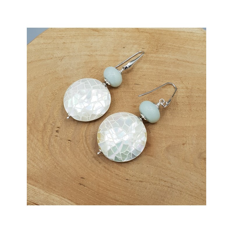 Oorbellen met ronde ivoor witte schelp en Amazoniet
