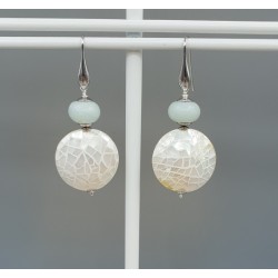 Oorbellen met ronde ivoor witte schelp en Amazoniet