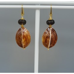 Oorbellen met schelp en Smokey Topaas