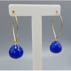 Vergulde lotus creolen met kobalt blauwe Chalcedoon briolet
