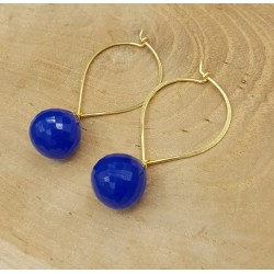 Vergulde lotus creolen met kobalt blauwe Chalcedoon briolet