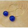 Vergulde lotus creolen met kobalt blauwe Chalcedoon briolet