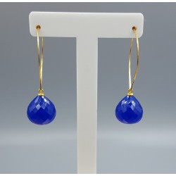 Vergulde lotus creolen met kobalt blauwe Chalcedoon briolet