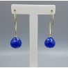 Vergulde lotus creolen met kobalt blauwe Chalcedoon briolet