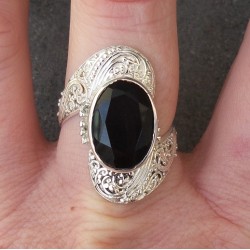Zilveren ring gezet met ovale facet geslepen Onyx 18 mm