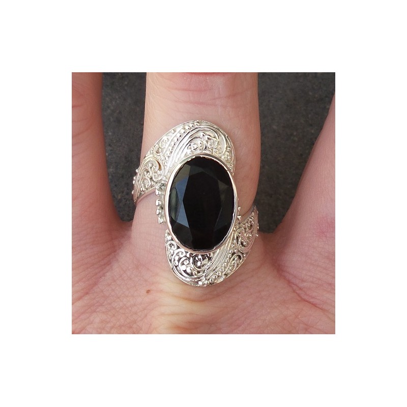 Zilveren ring gezet met ovale facet geslepen Onyx 18 mm