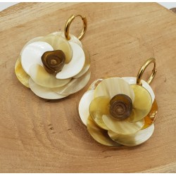 Creolen met uitgesneden bloem van Buffelhoorn