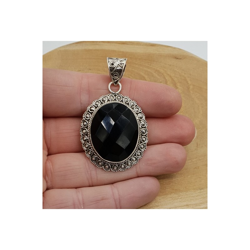 Zilveren hanger met ovale facet zwarte Onyx in bewerkte setting