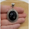 Zilveren hanger met ovale facet zwarte Onyx in bewerkte setting