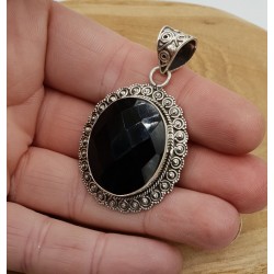 Zilveren hanger met ovale facet zwarte Onyx in bewerkte setting