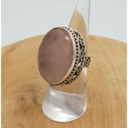 Zilveren ring met facet Rozenkwarts gezet in bewerkte setting 16.5 mm