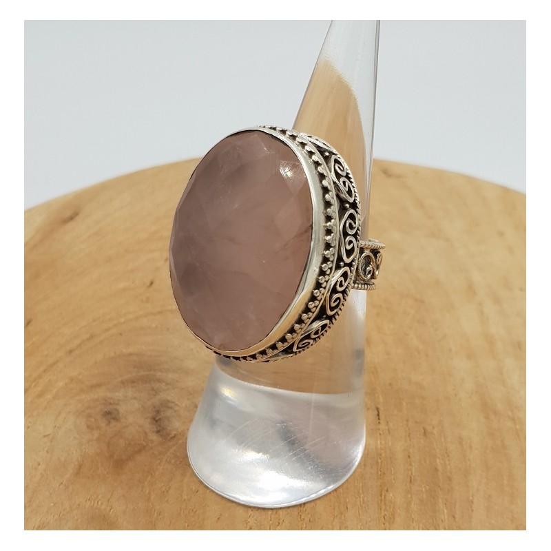 Zilveren ring met facet Rozenkwarts gezet in bewerkte setting 16.5 mm