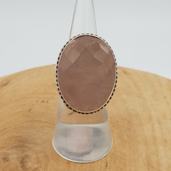 Zilveren ring met facet Rozenkwarts gezet in bewerkte setting 16.5 mm
