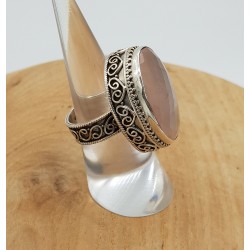 Zilveren ring met facet Rozenkwarts gezet in bewerkte setting 16.5 mm